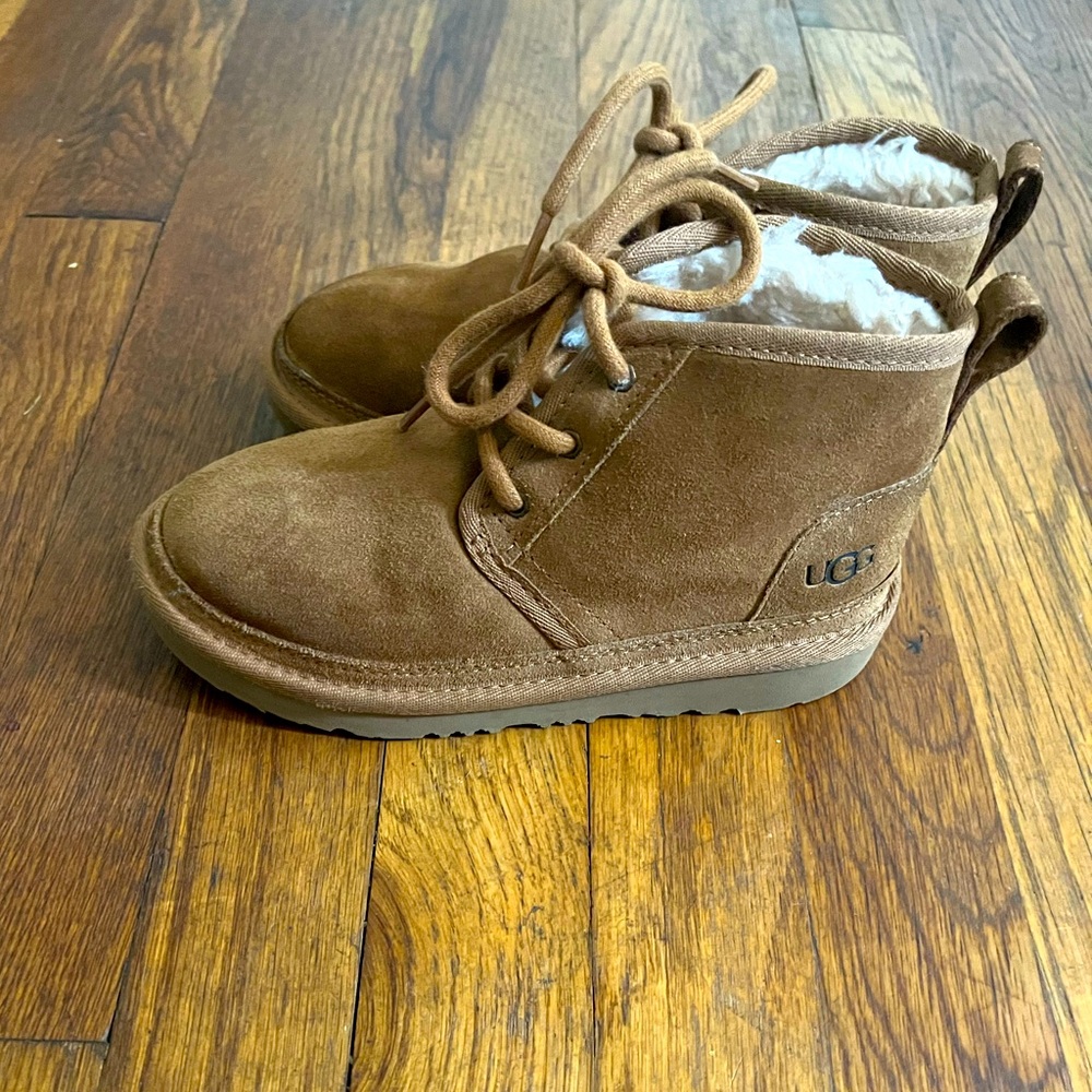 Ugg Neumel boot, little kids size 13